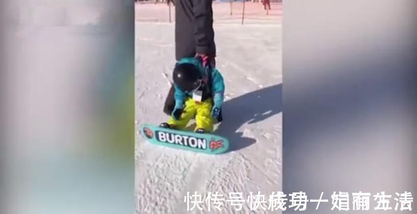 过程|萌娃在滑雪过程中睡着,被亲爸一路拖行,网友:瞧把娃困成啥样了