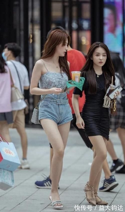 羽毛|高腰吊带“毛衣”,搭配高腰牛仔短裤,更显身姿曼妙