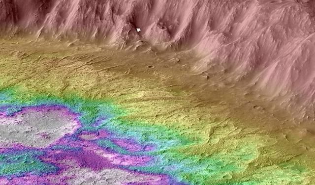 研究人员发现令人费解的位于火星火山口内部的湖泊系统