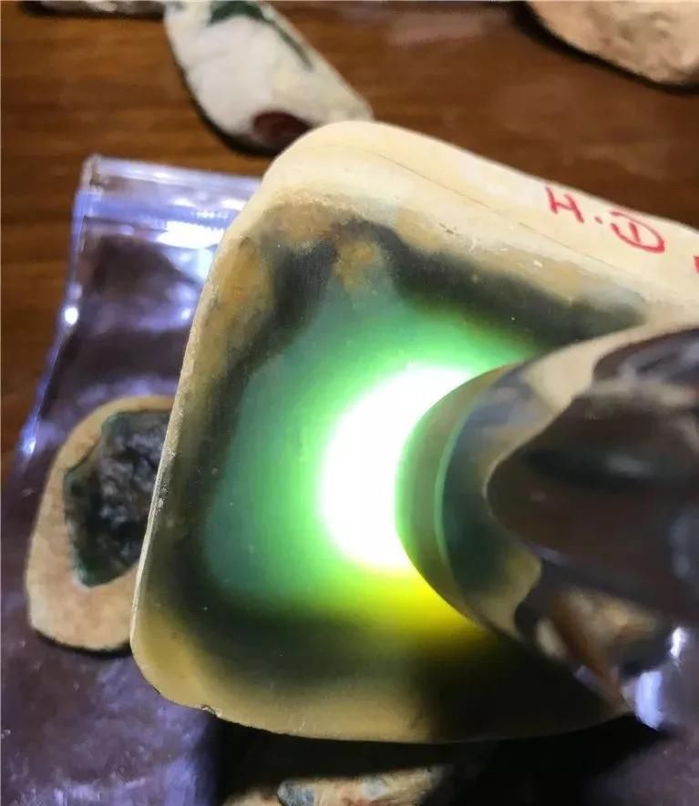 雕刻|小伙买下翡翠原石,切开后欲哭无泪,成品却美丽动人