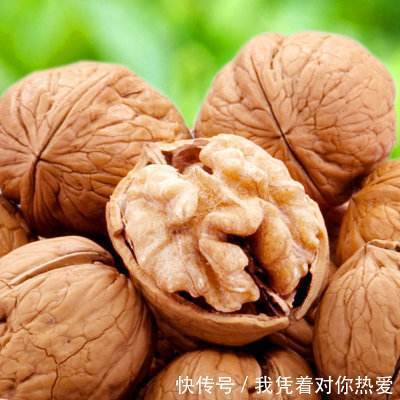 脸色|核桃搭配此物一起吃,补血养颜,脸色红润,皱纹少了,秀发更乌黑