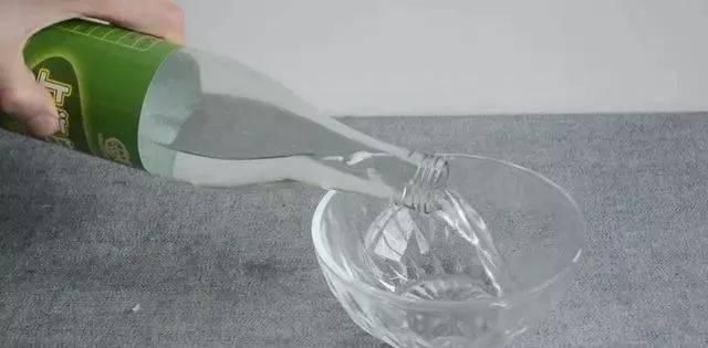 教大家几个拖地小妙招,地板干净锃亮,半个月不拖也不落灰