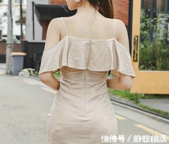 吊带裙|街拍:马尾小姐姐肉色吊带裙率性自在,美艳动人十分性感