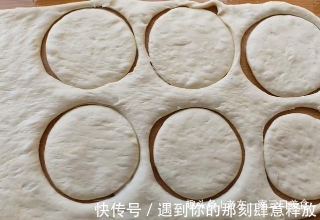 面粉里加一个鸡蛋,饭碗一扣,个个蓬松鼓大泡,比油条简单更好吃