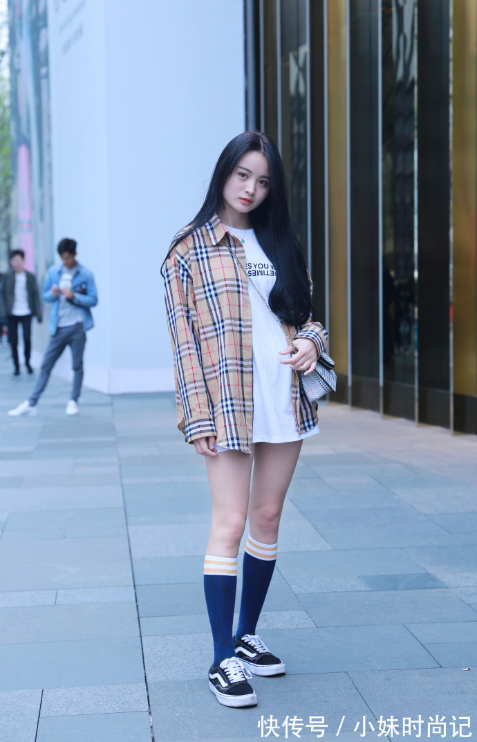 一字肩|街拍,一字肩格子上衣搭配牛仔半身裙,休闲青春范