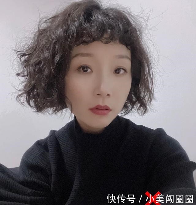 利落 40岁女人留什么发型分享3款利落又减龄的“短烫卷”，特好打理！