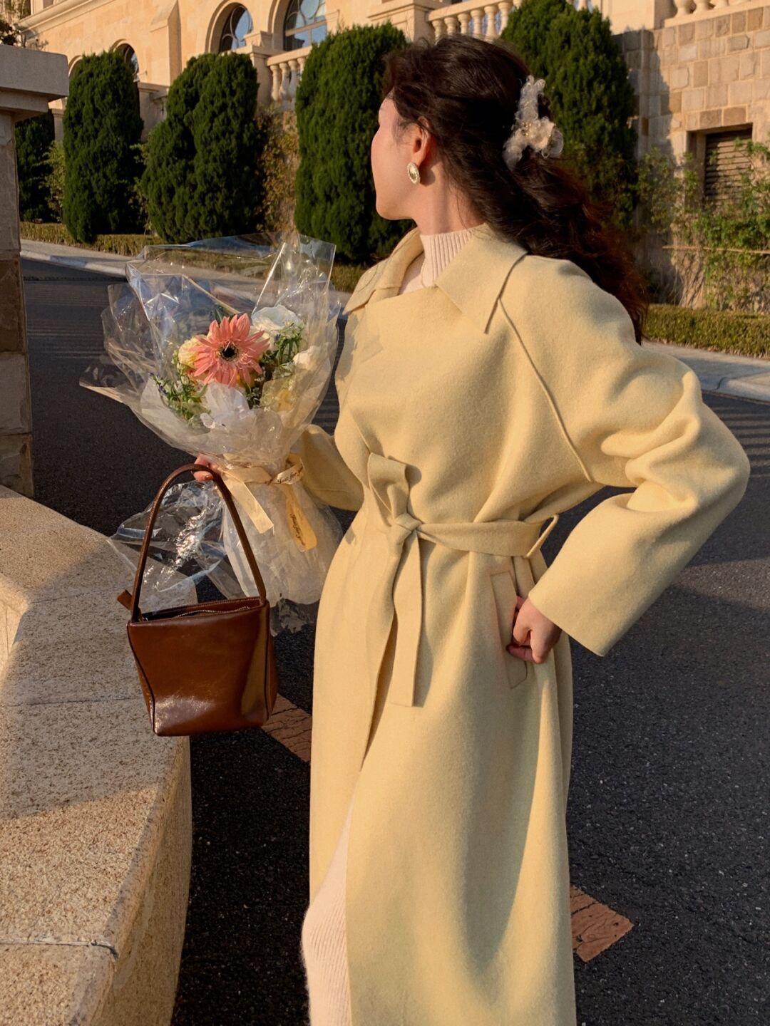 知性 秋冬大衣别乱选，奶黄色大衣更温柔，搭配白色阔腿裤知性又优雅！