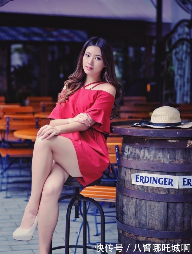 版型 红色的一字肩连衣裙,尽显优雅知性的女人味