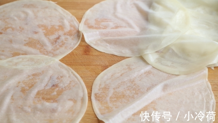 香菇|剩米饭还在炒着吃？试试新吃法，又香又脆，连着吃了3顿都吃不够