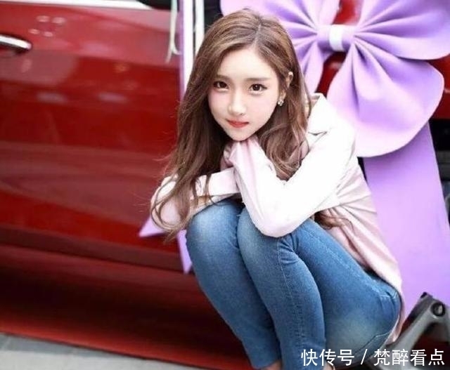 紧身|时尚穿搭:紧身牛仔裤小姐姐,如同海上吹来的一阵凉风!