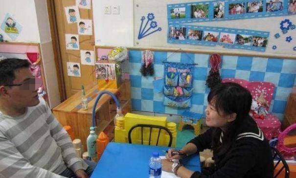 老师|孩子总是破衣烂衫,老师以为家庭“困难”,结果发现爸爸一身名牌