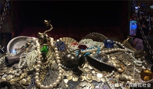 将军去世后立碑:此地无金无银,别挖!百年后盗墓贼打开当场愣住