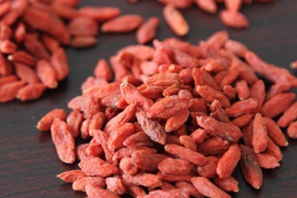 中老年人|每天睡前吃几粒枸杞,坚持一个月后,除了降压降糖,还有3大好处