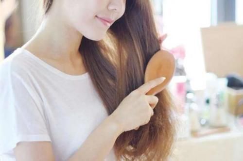 现在不是扎马尾的年代了,马尾辫显的脸大,还有“秃顶”的错觉