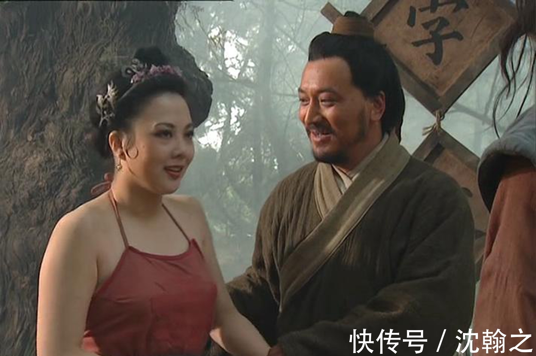 鲁智深@水浒传中,武松擒住孙二娘,并将她按倒在地,此时张青在干什么?