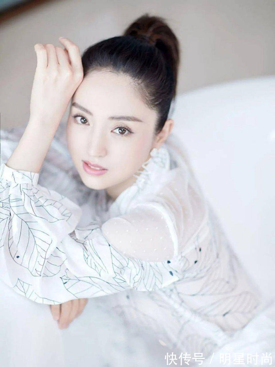 衬衫 身穿一件印花设计的白色衬衫搭配白色半身裙,温柔又时髦