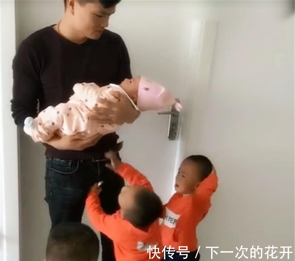 爸爸|头胎生了三胞胎儿子，二胎又生了个女儿，这画面让人泪崩！