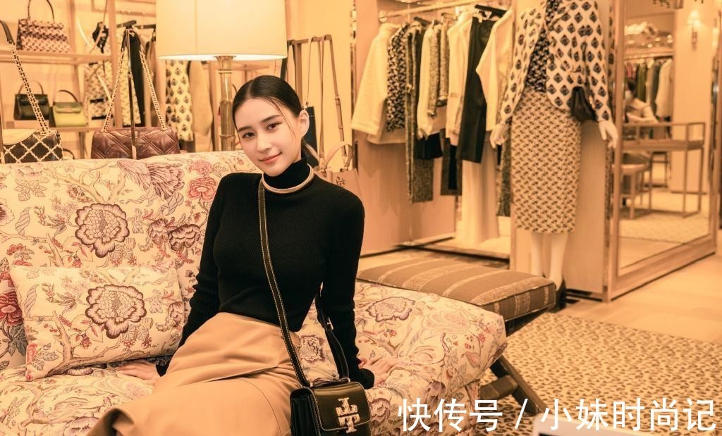 小背心 何超莲气质成熟了不少,毛衣外面套小背心,高腰长裙配得好高级