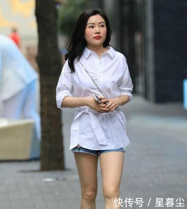 阿姨|阿姨一身白色衬衫穿搭,穿出了少女范,清新靓丽