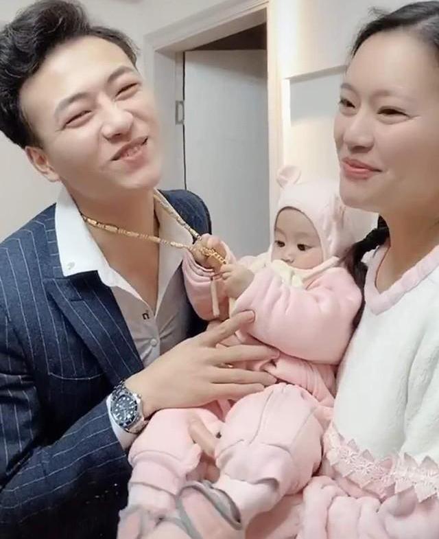 人际交往|舅舅来看宝宝,临走却被外甥抓住金链不放,萌翻了