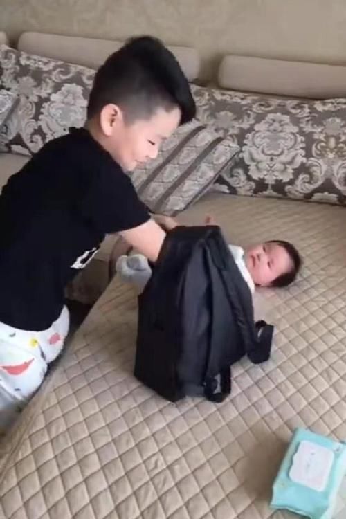 妹妹|妹妹淘气被妈妈责备,哥哥要带妹妹“离家出走”,妈妈当场认怂