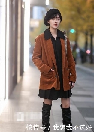 衬衫|路人街拍,小姐姐黑色衬衫搭配白色百褶裙,整体的搭配很酷很有型