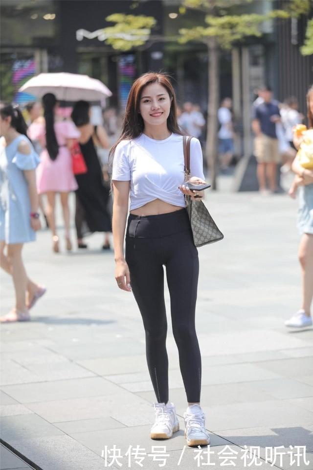 看起来很|黑色瑜伽裤搭配白色休闲上衣,青春靓丽,甜美可爱
