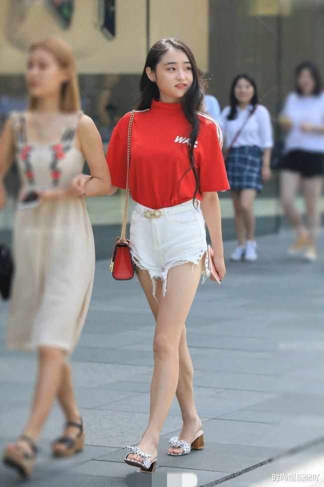 时尚街拍：长发及腰，这种美感真的很不一般