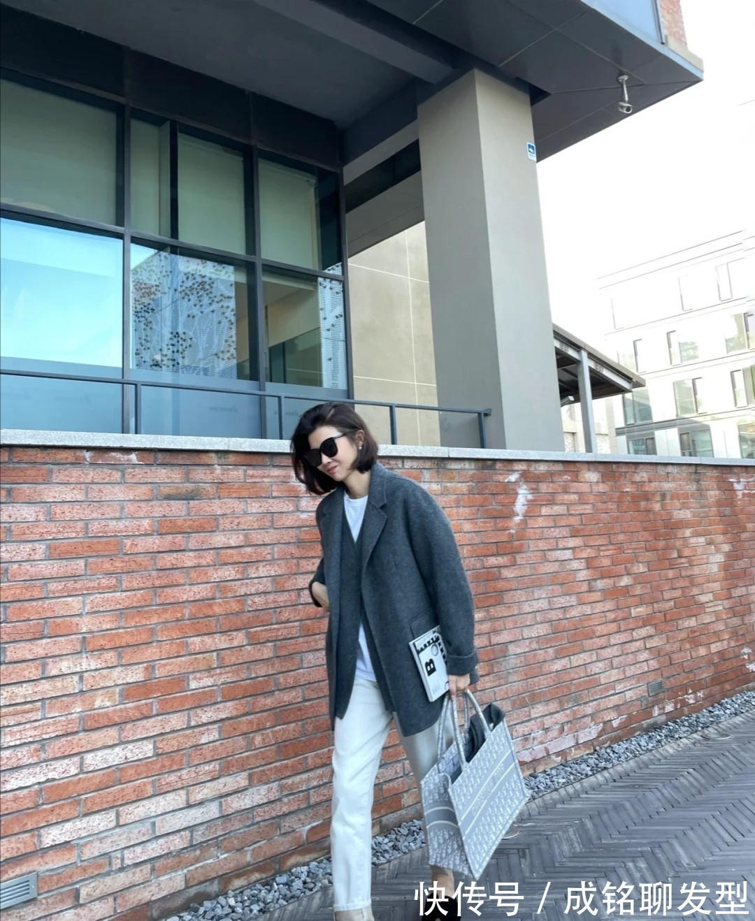 白色 四五十岁女人少穿打底裤,试试百搭的“豆腐裤”,时尚大气又减龄