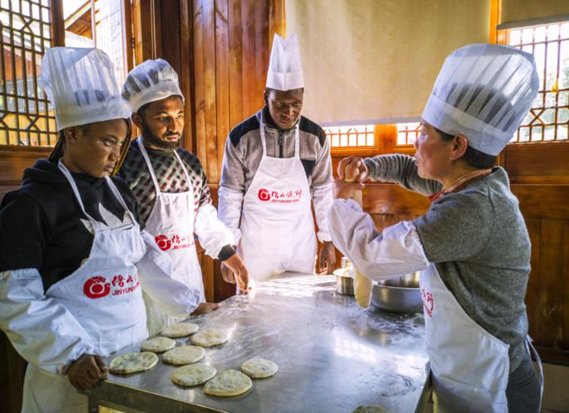 中年|外国人都过来学习,这个街边随处可见的小吃卖出了国际范
