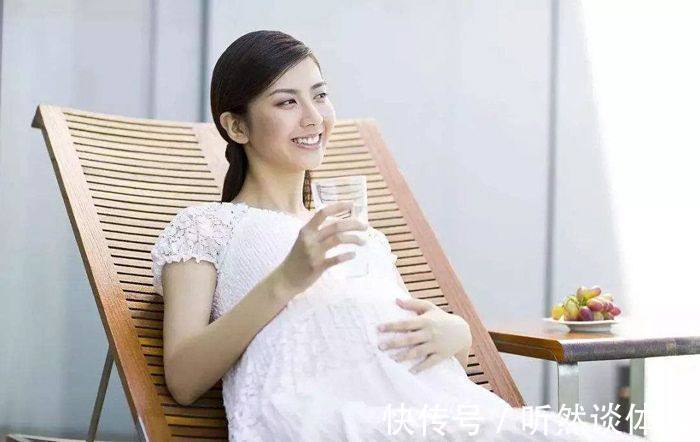 十个月|孕期在这四个时间段喝水,羊水会更“清澈”,对胎儿发育好处多