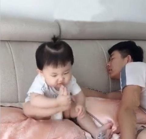 小宝宝|萌娃抬脚让哥哥闻闻,哥哥假装被熏晕,孩子随后的反响萌翻