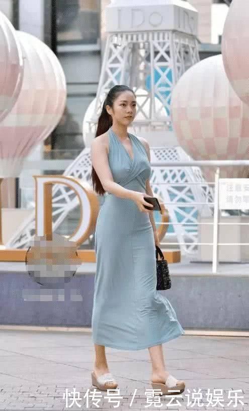 来说|街拍美女谁说有肉感的女生不能轻松驾驭吊带裙的