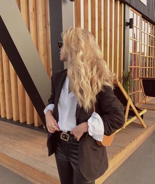 简单的色系更能营造高级感，不妨试试这几种极简配色，显贵有气质