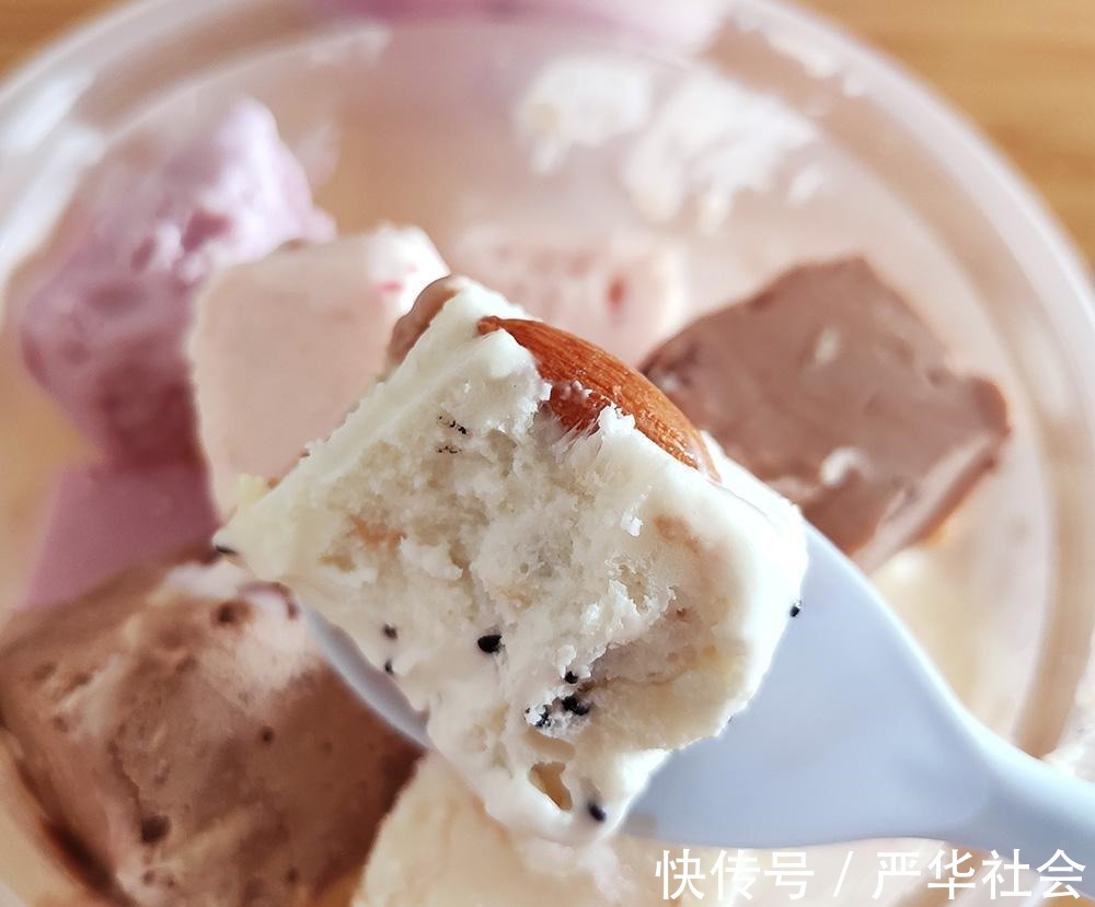 一个个口味丰富的小方块不是冰淇淋,而是清凉爽口的厚切酸奶