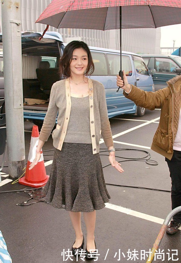 大S的气质真不错, 穿的裙子款式挺朴素的, 看着也很大气有魄力
