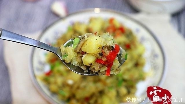 老奶|目前为止,吃过的土豆最好吃的做法,一勺一勺的根本停不下来