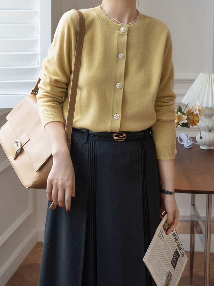 针织开衫 秋冬,怎么穿针织开衫更美?搭配上牛仔裤或者半身裙,温柔又优雅