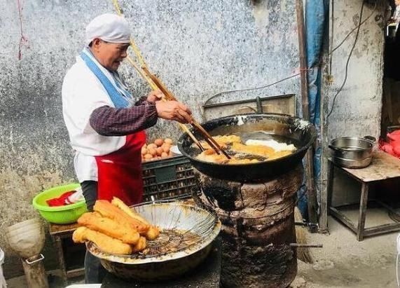  炸油条|大爷这种早餐一卖就是30年，一根卖到3块钱，来晚了都吃不到