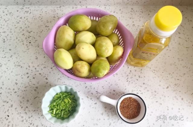 土豆的吃法多种多样，试一试这个椒盐小土豆，简单易做