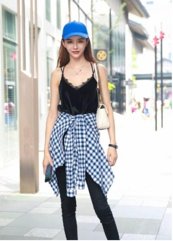 街拍：白色上衣搭配黑色九分裤，小姐姐想不好看都难