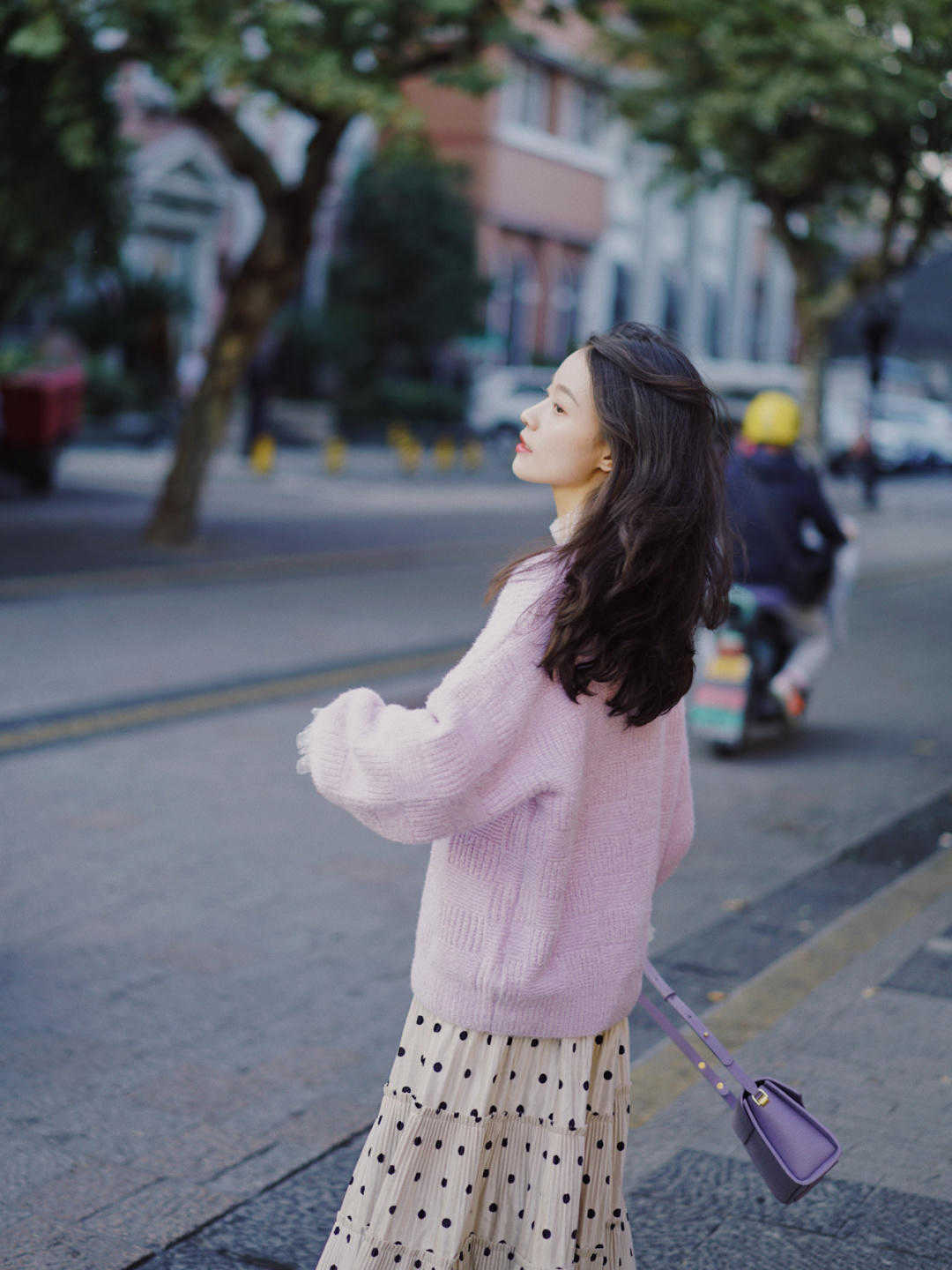 蕾丝|今年流行的毛衣+半裙,简直被这些时尚博主穿火了,太时髦了