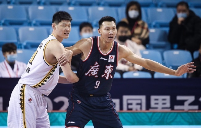 阿联|易建联也出现伤人动作?抬腿踢到胡金秋裆部,广厦主帅王博抗议