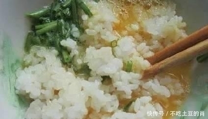 米饭|剩米饭别再炒了,这样做比炒米饭好吃一万倍