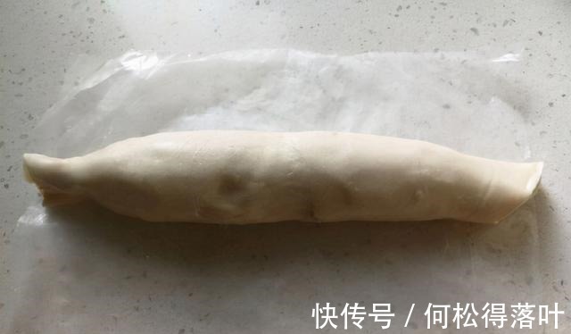 只要一张手抓饼和一根香蕉,就可以做出好吃的香蕉酥,快来试试吧!