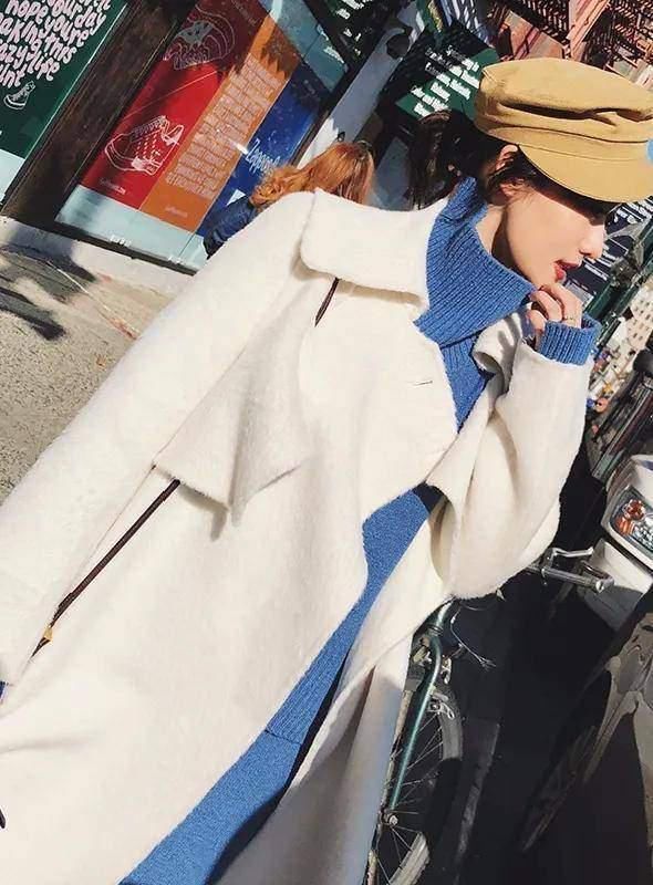  太普通|穿大衣别配阔腿裤啦，太普通！今年流行搭这3条裙子，时髦又高级