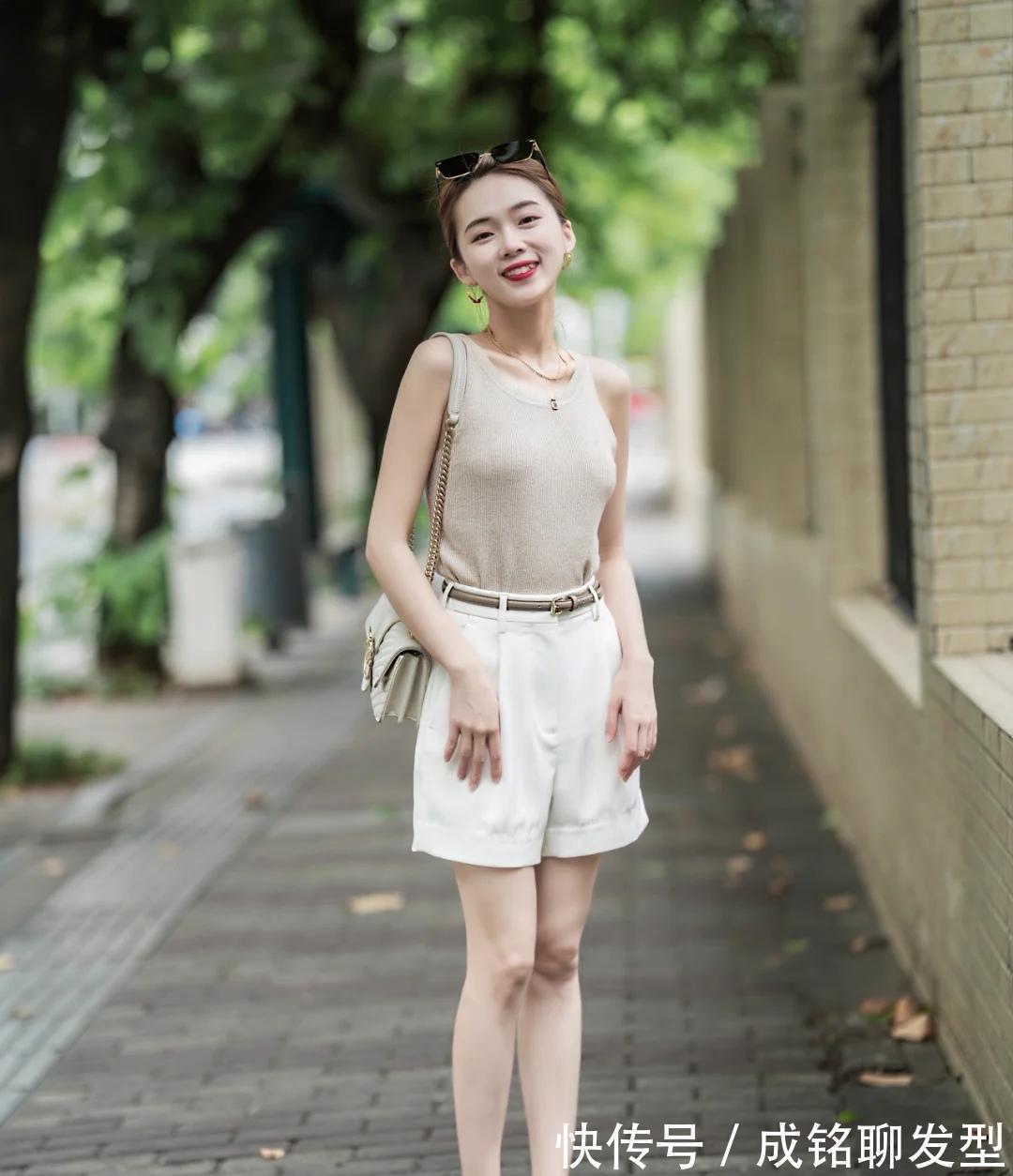 白色t恤|摆脱路人感!时尚博主十套极简风夏日穿搭,清新减龄又有品位