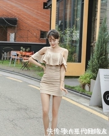 吊带裙|街拍:马尾小姐姐肉色吊带裙率性自在,美艳动人十分性感