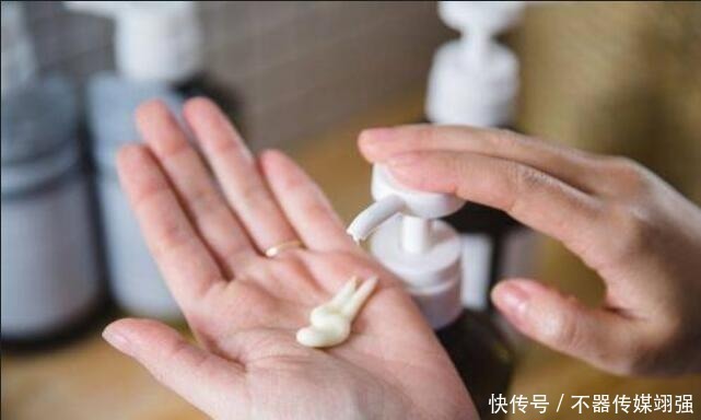 头发|头发一打湿就抹洗发水,怪不得出油快还脱发,教你如何正确洗头