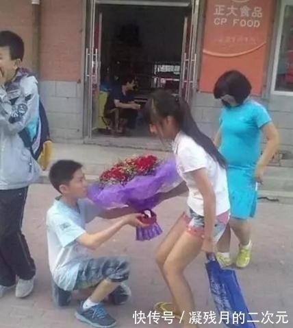 |搞笑GIF:大哥你带着两个美女跑起来,真像个三百斤的胖子